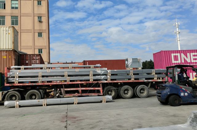 به روز رسانی حمل و نقل Topfencesolar: سازه های نصب کننده زمینی فولادی ZAM که از کارخانه Xiamen به کره ارسال شده است